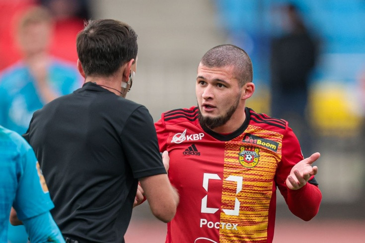 AFFA-nın milliləşdirmək istədiyi futbolçu baş məşqçini təkbətək söhbətə çağırıb