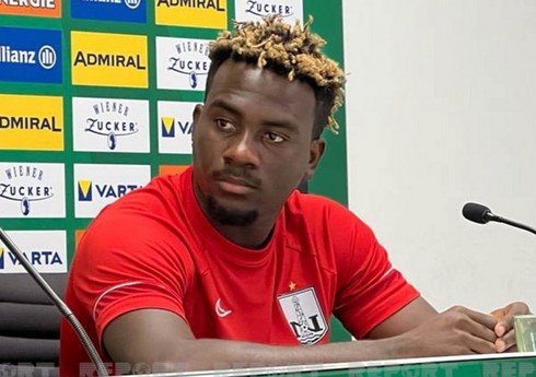 Afrikalı vinger "Neftçi" ilə vidalaşıb
