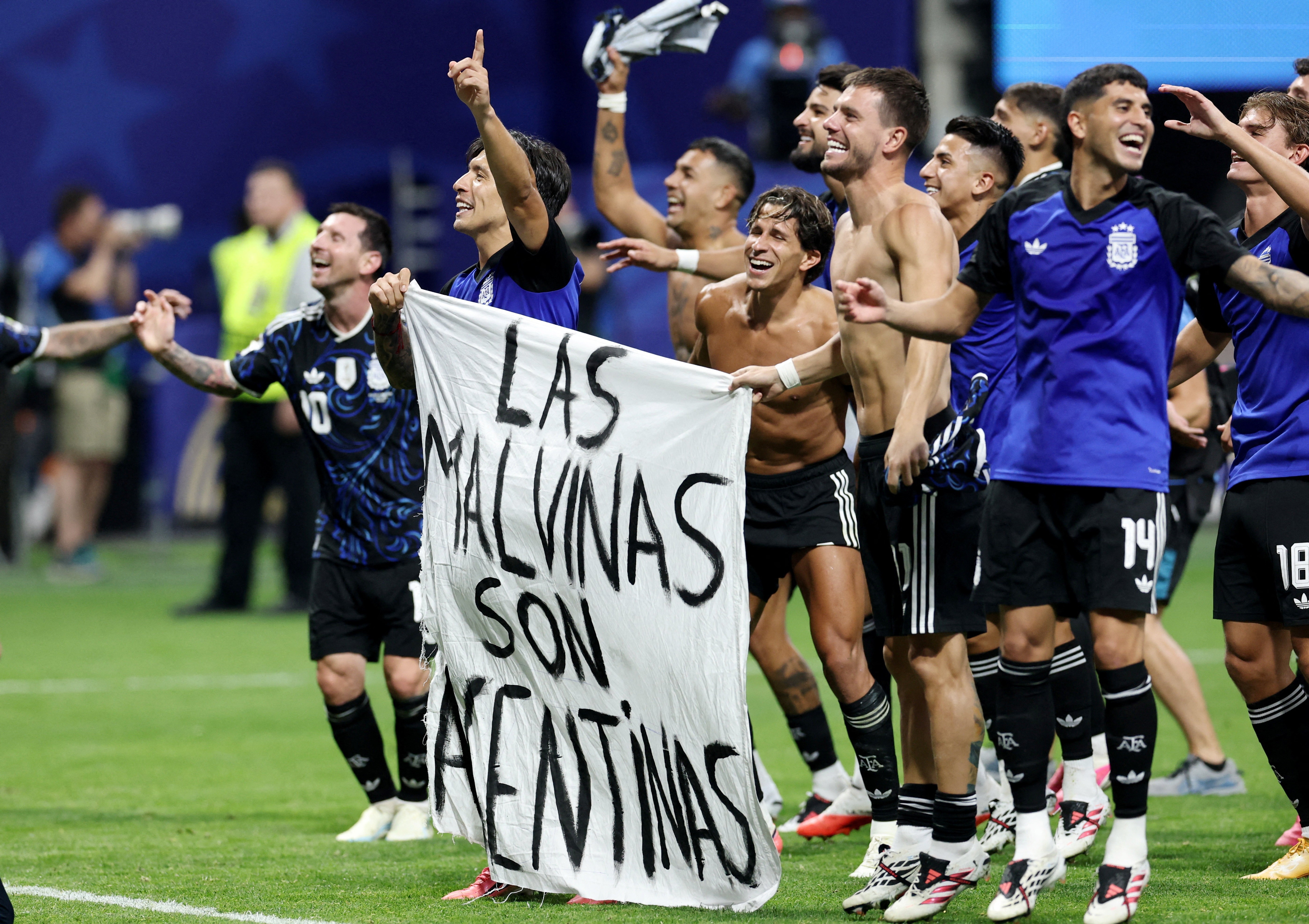Argentina futbolçuları İngiltərə ilə oyundan sonra meydanda “Malvin adaları Argentinanındır” yazılmış banner açıblar - VİDEO