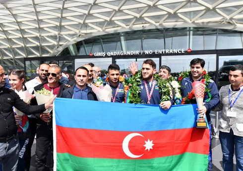 Avropa çempionu olan sərbəst güləş üzrə Azərbaycan millisi Vətənə qayıdıb