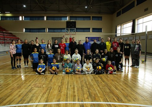 Azərbaycan millisinin baş məşqçisi Gəncədə yeniyetmə və gənc voleybolçularla görüşüb