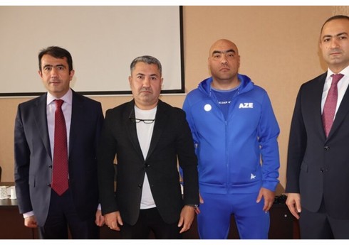 Azərbaycanın boks millisinin baş məşqçisi komandaya təqdim edilib