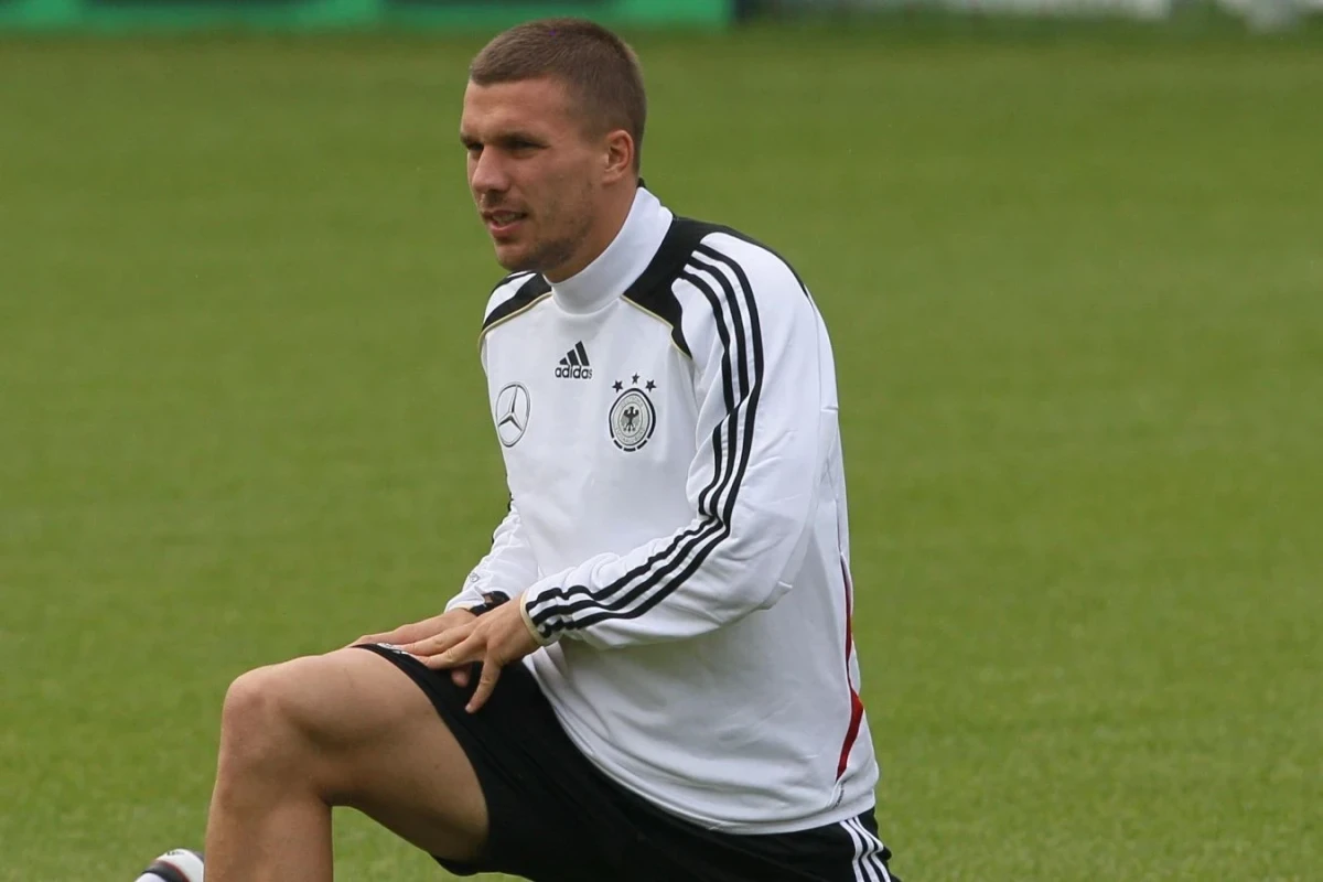 Bir dövrün sonu: Podolski karyerasını başa vurdu
