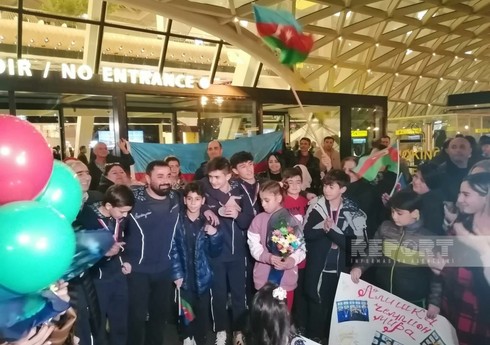 Dünya yaş qrupları yarışında 4 medal qazanmış Azərbaycan gimnastları vətənə dönüblər