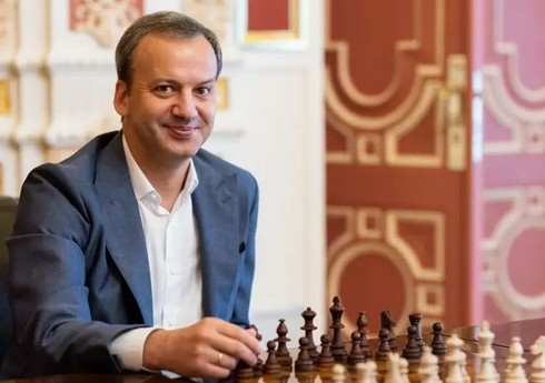 FIDE prezidenti Bakıya gəlib