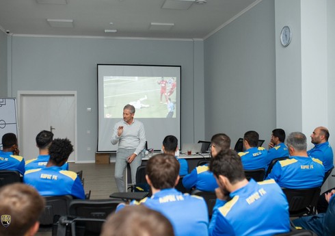 Frank De Blekere "Kəpəz"in futbolçuları ilə görüşüb