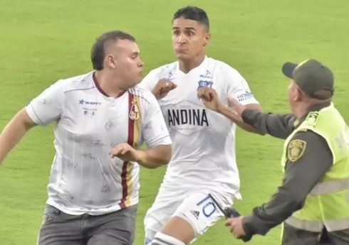 Futbolçu azarkeşlə dalaşdığı üçün çempionat oyunu təxirə salınıb