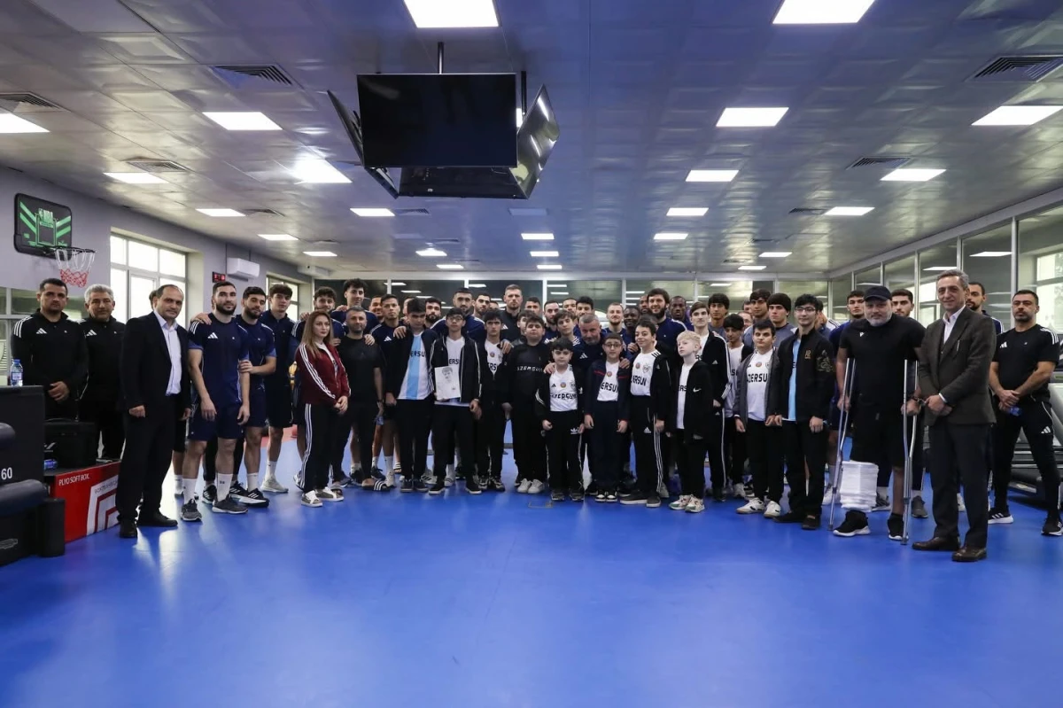 İnternat tipli xüsusi ümumtəhsil məktəbinin şagirdləri "Qarabağ"ın qonağı olublar - FOTO