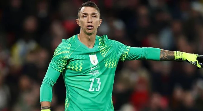 Muslera əfsanəyə çatdı - Taffarelin rekorduna şərik oldu