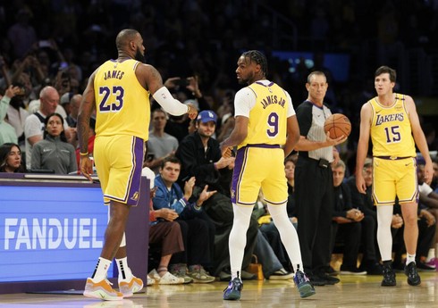 NBA tarixində ilk dəfə ata və oğul rəsmi matçda eyni anda meydana çıxıblar