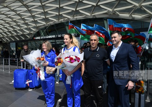 Olimpiadaya lisenziya qazanan Azərbaycanın 3x3 basketbol millisi Vətənə dönüb