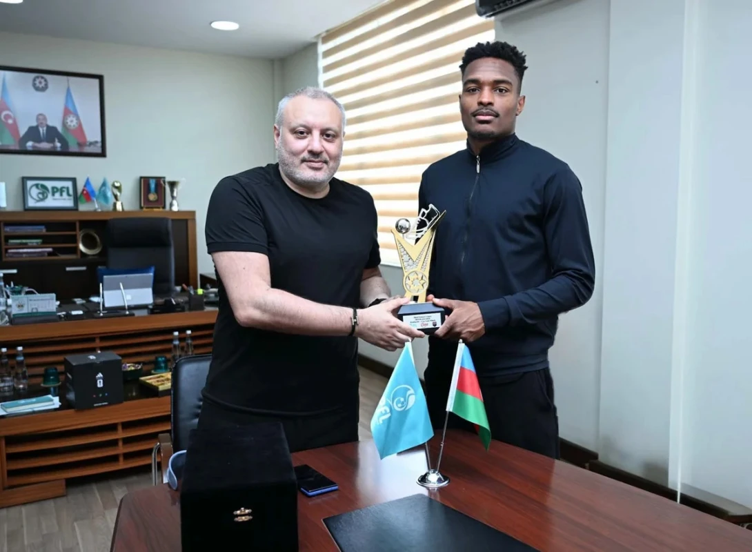 Peşəkar Futbol Liqası Coy-Lens Mikelsə mükafat təqdim edib