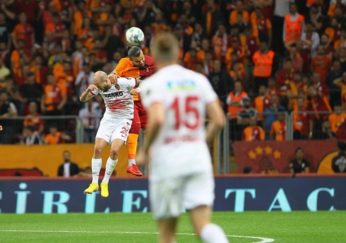 "Qalatasaray" azlıqda əzmkar qələbə qazanıb