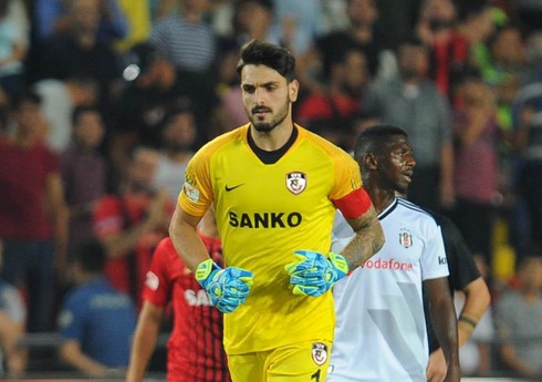"Qalatasaray" "Beşiktaş"ın sabiq qapıçısını heyətinə qatıb