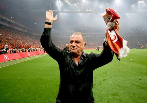 “Qalatasaray” əfsanəsinin formasını hərracda “Fənərbağça” rəsmisi alıb