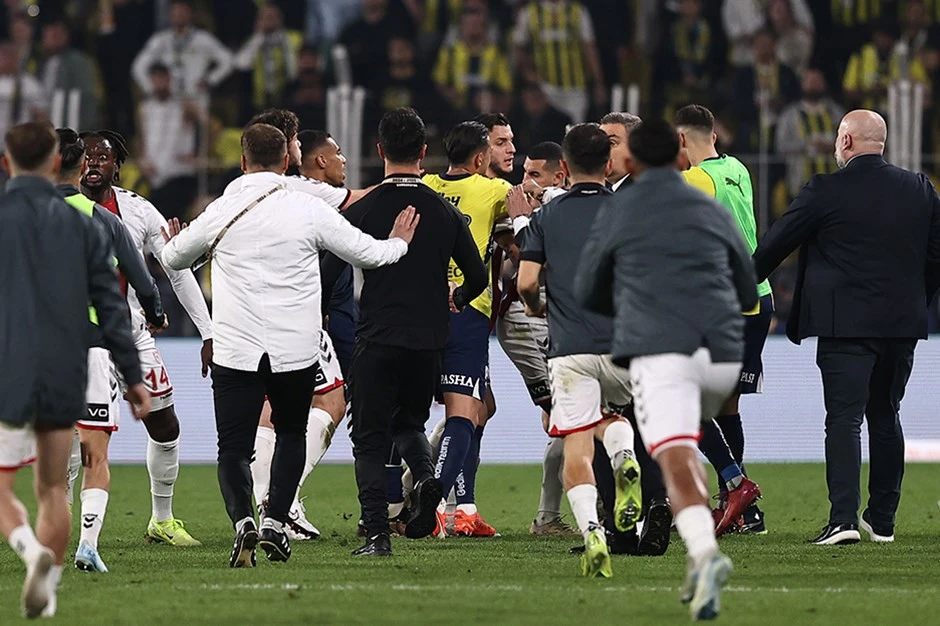 "Fənərbaxça" - "Samsunspor" matçından sonra futbolçular arasında dava düşüb  - VİDEO