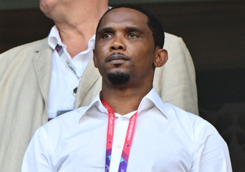 Samuel Eto əlcəzairli yutuberin sifətinə təpiklə zərbə vurub