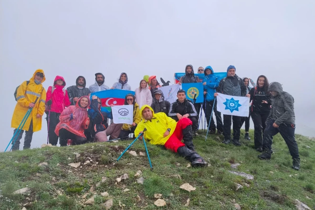 Silahlı Qüvvələr Günü münasibətilə Xarıbülbül zirvəsinə yürüş keçirilib