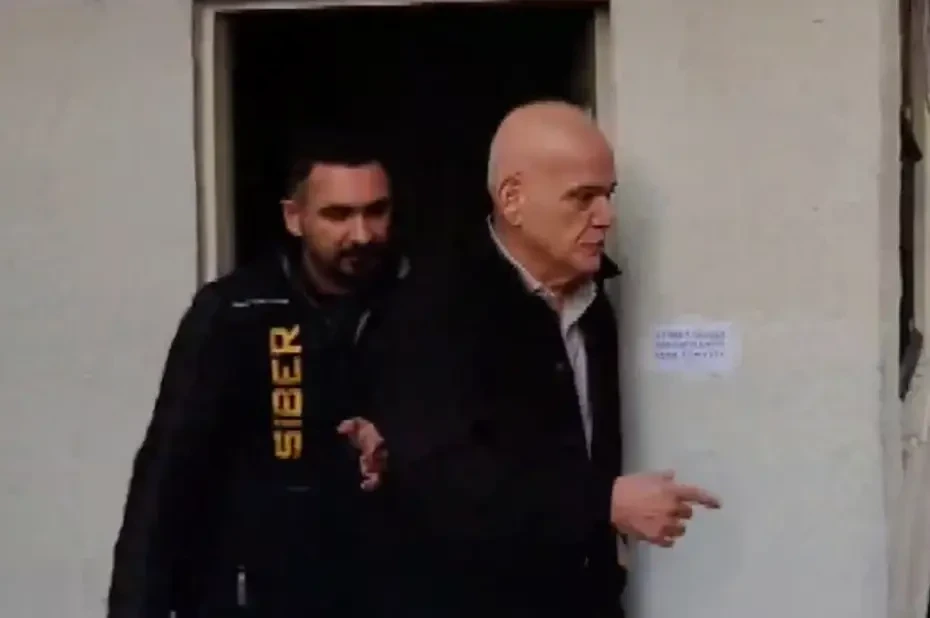 Tanınmış türkiyəli şərhçi Ahmet Çakar saxlanılıb
